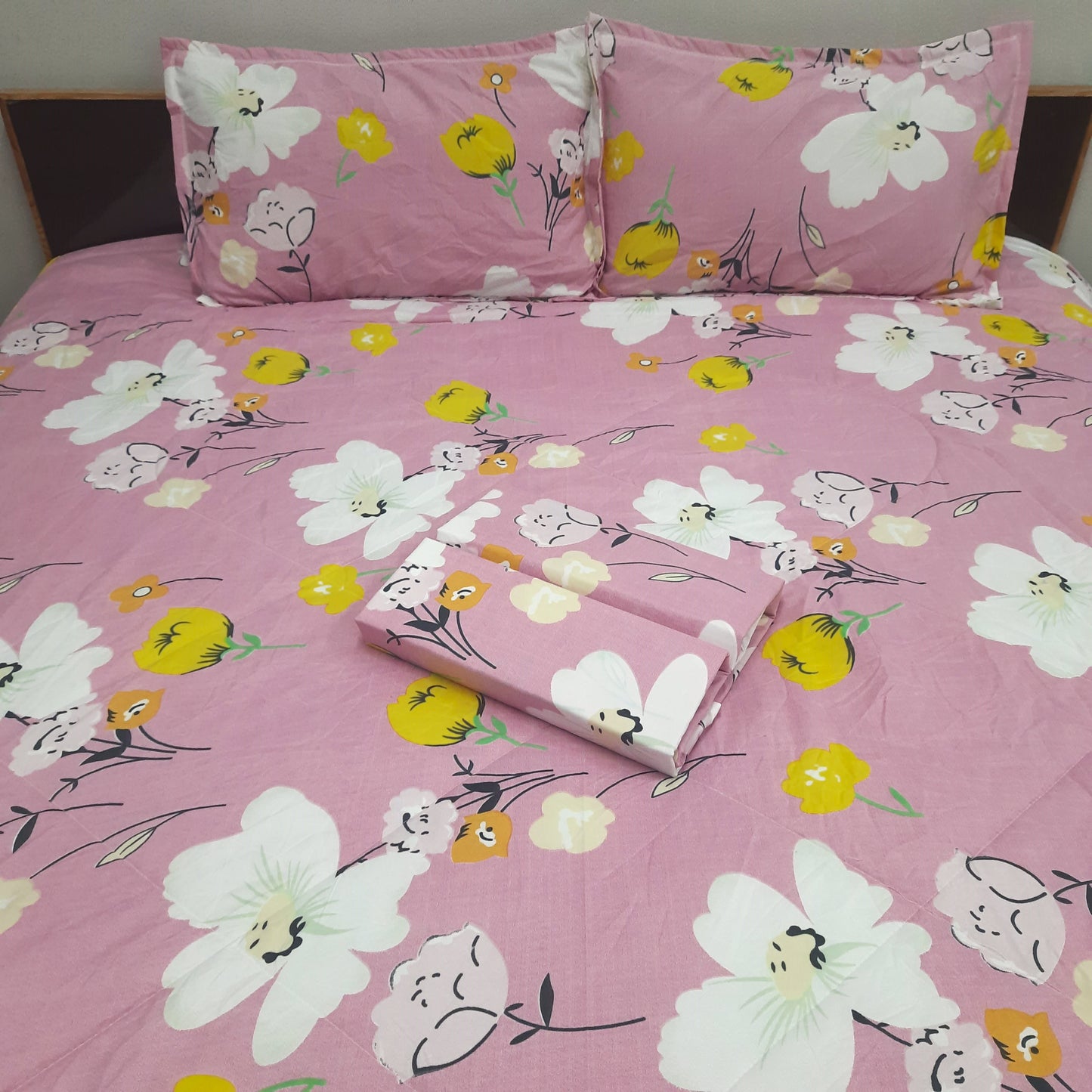 Save big on our AvioniHome Lavanya Bedding Bundle |1 Double Bed Comforter, 1 Double Bed Sheet, and 2 Pillow Covers Combo - Set of 4