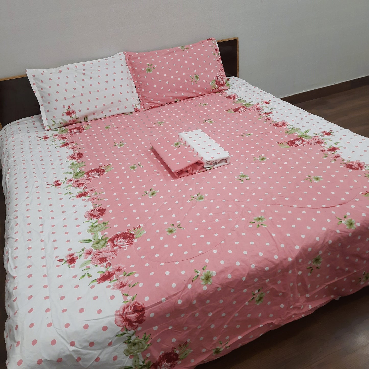 Save big on our AvioniHome Lavanya Bedding Bundle |1 Double Bed Comforter, 1 Double Bed Sheet, and 2 Pillow Covers Combo - Set of 4