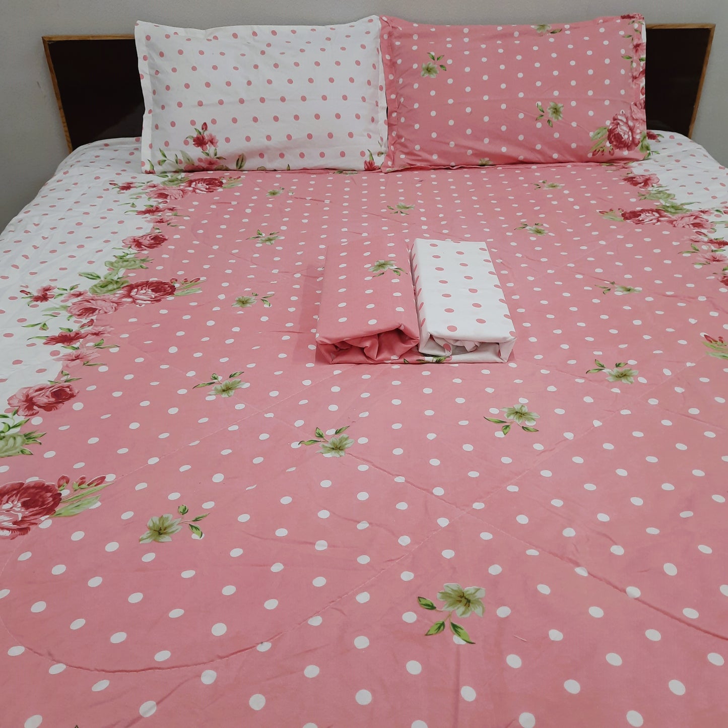 Save big on our AvioniHome Lavanya Bedding Bundle |1 Double Bed Comforter, 1 Double Bed Sheet, and 2 Pillow Covers Combo - Set of 4