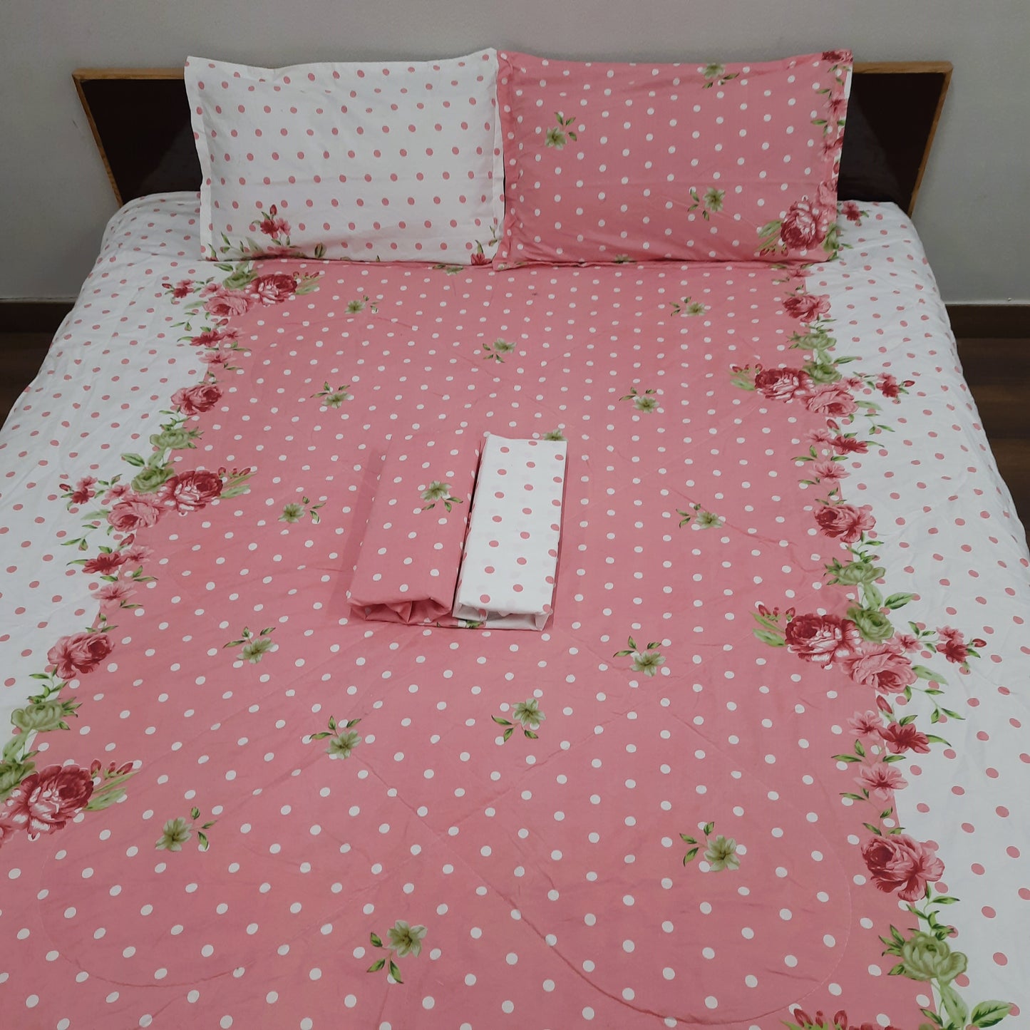 Save big on our AvioniHome Lavanya Bedding Bundle |1 Double Bed Comforter, 1 Double Bed Sheet, and 2 Pillow Covers Combo - Set of 4