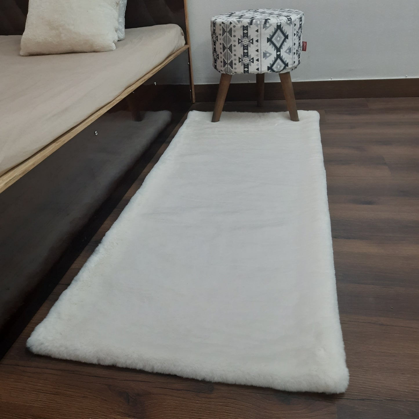 Loomkart – Avioni Ultra Soft Milky White Faux Fluffy Fur Carpet for Bedroom/Hallway/Pooja Room-Easily Hand Washable- 60X150cm