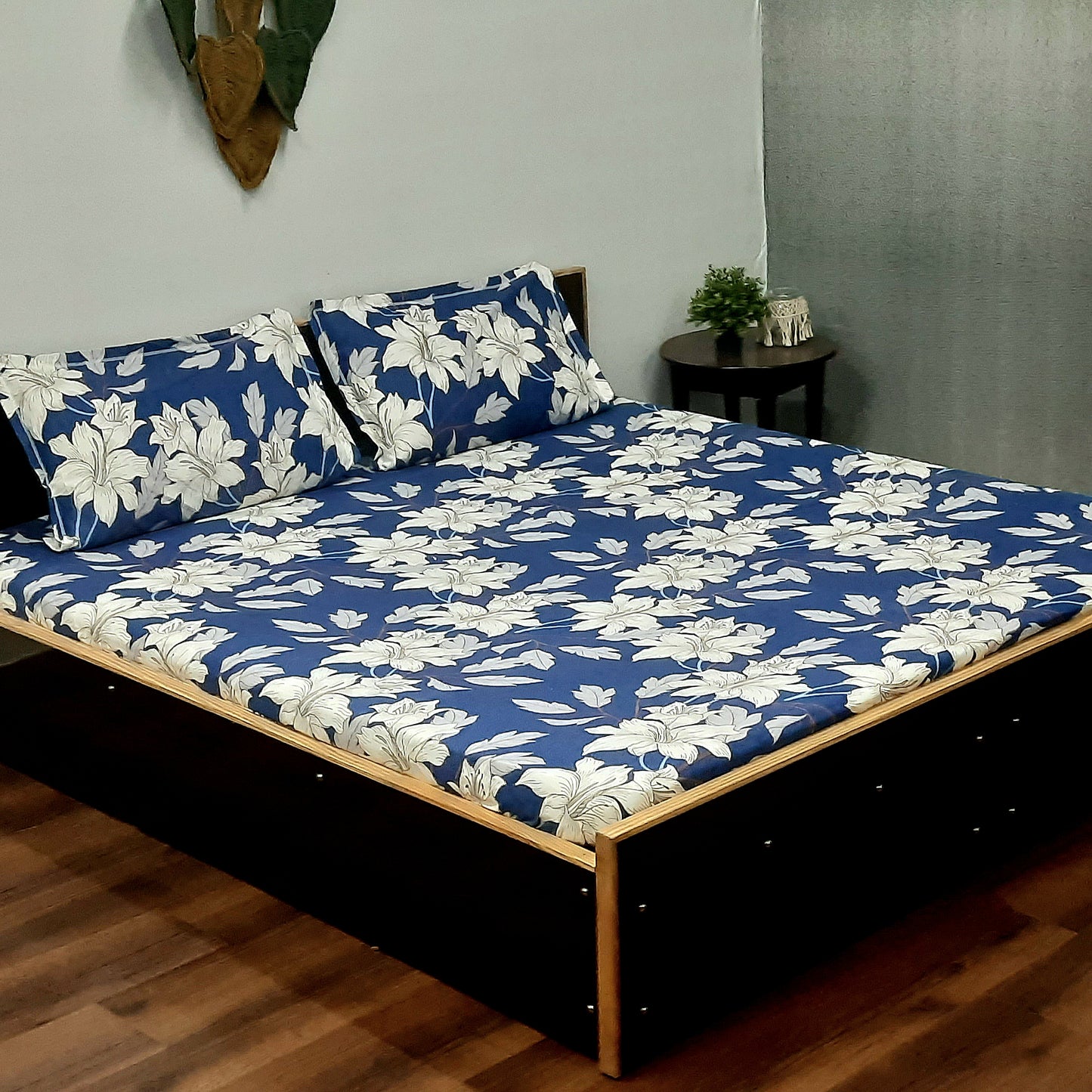 Avioni Home's Creta Premium Heavy Glaze cotton Elastic Fitted King Size Bedsheet with 2 Pillow Covers | Blue and White Floral