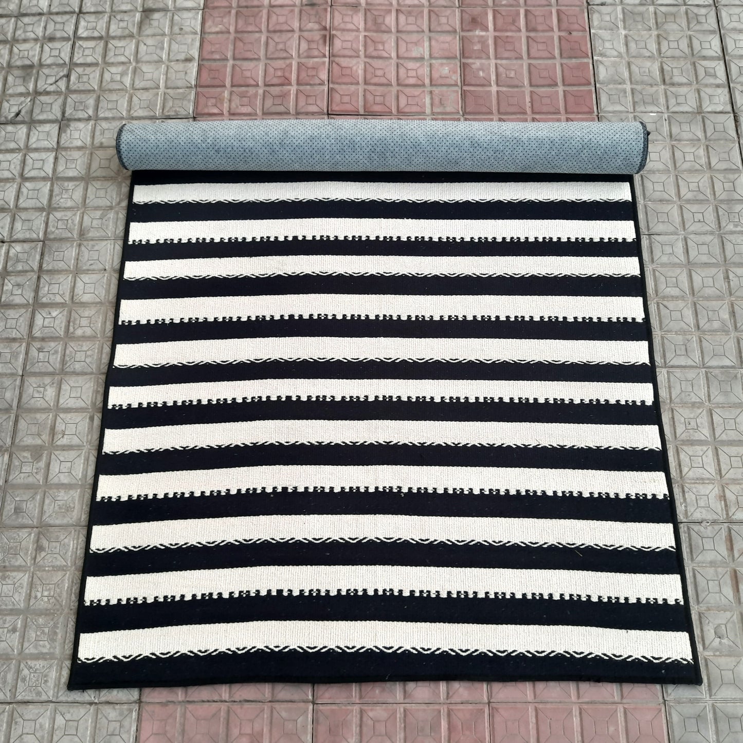 Avioni Luxury Soft Premium 100% Cotton Anti Slip Large Size Yoga Mat In Black & Ivory Color 113cm x 178cm (~4 feet x 6 feet)