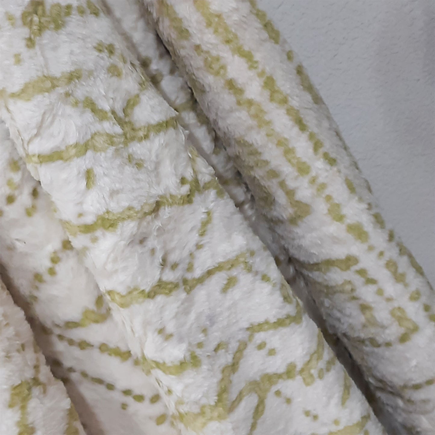 Avioni Home Everlasting Comfort Faux Fur Throw Blanket – Double Sided, Soft, Warm, Cozy, Luxury, Fluffy Blankets for Couch and Bed – Subtle Green Pattern for Sofa Large (180x145cm)