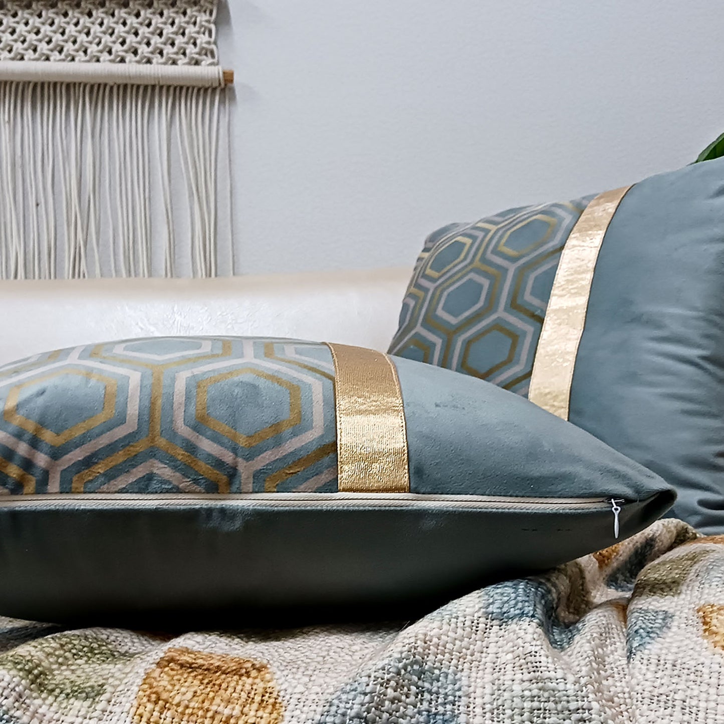 Cushion Covers Super Soft – Beautiful Golden Touch Grey Modern Design – Best Price 40cm x 40cm (~16″ x 16″)