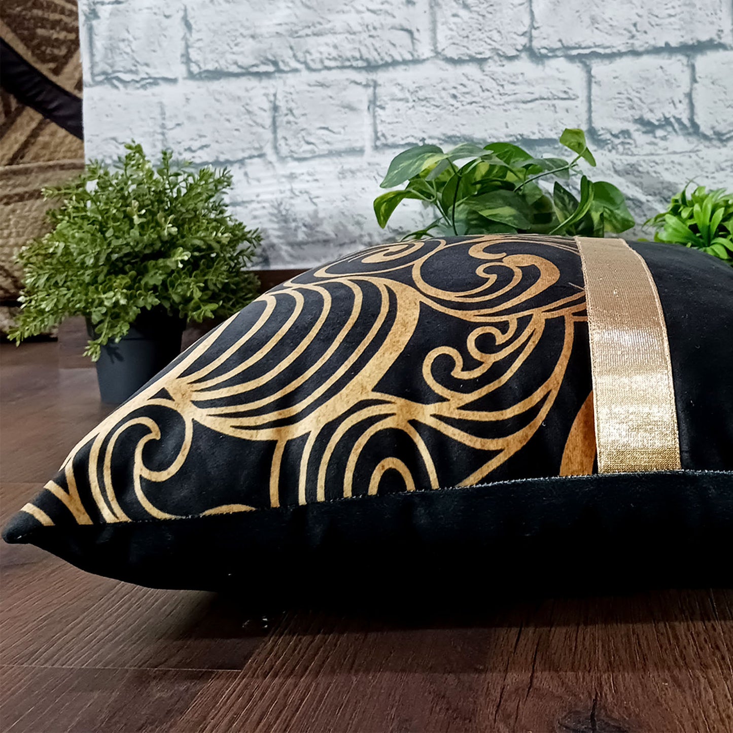 Copy of Cushion Covers Super Soft – Beautiful Golden Touch Black Modern Design – Best Price 40cm x 40cm (~16″ x 16″)