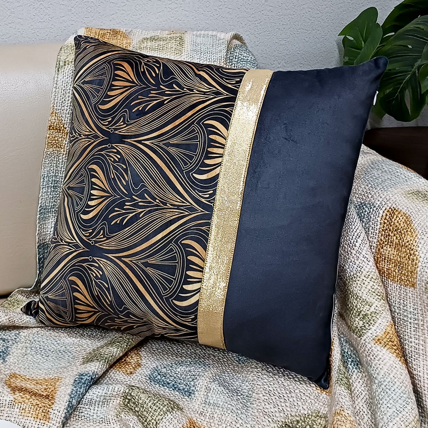 Copy of Cushion Covers Super Soft – Beautiful Golden Touch Black Modern Design – Best Price 40cm x 40cm (~16″ x 16″)