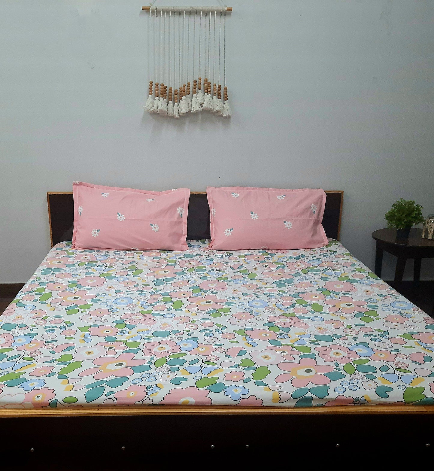 Avioni Home's Creta premium glaze cotton Elastic Fitted King Size Bedsheet with 2 Pillow Covers| Beautiful Floral Design