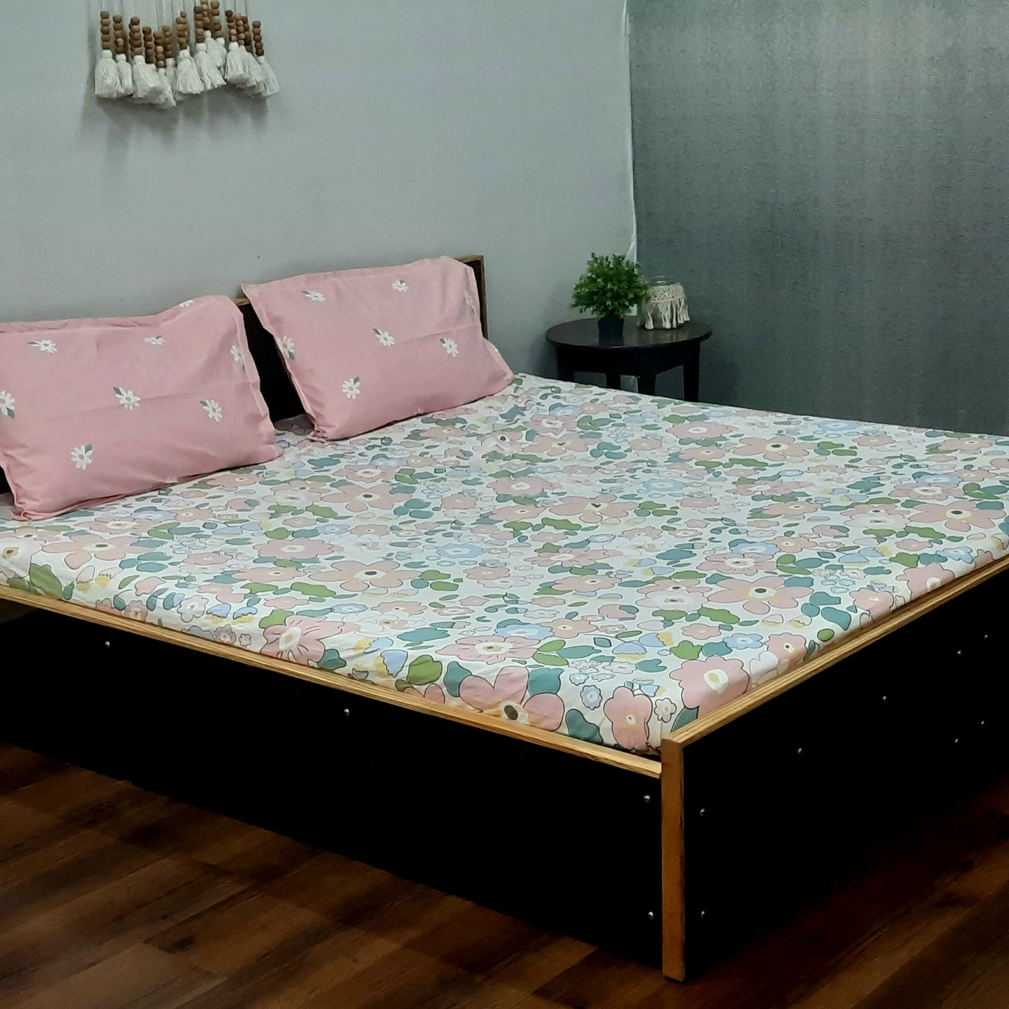 Avioni Home's Creta premium glaze cotton Elastic Fitted King Size Bedsheet with 2 Pillow Covers| Beautiful Floral Design