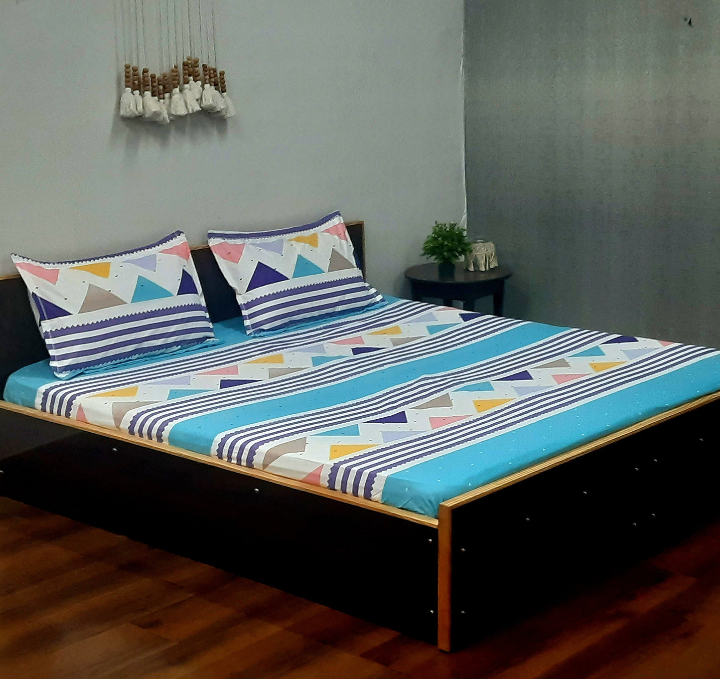 Avioni Home's Creta premium heavy glaze cotton Elastic Fitted King Size Bedsheet with 2 Pillow Covers | Ethnic Design
