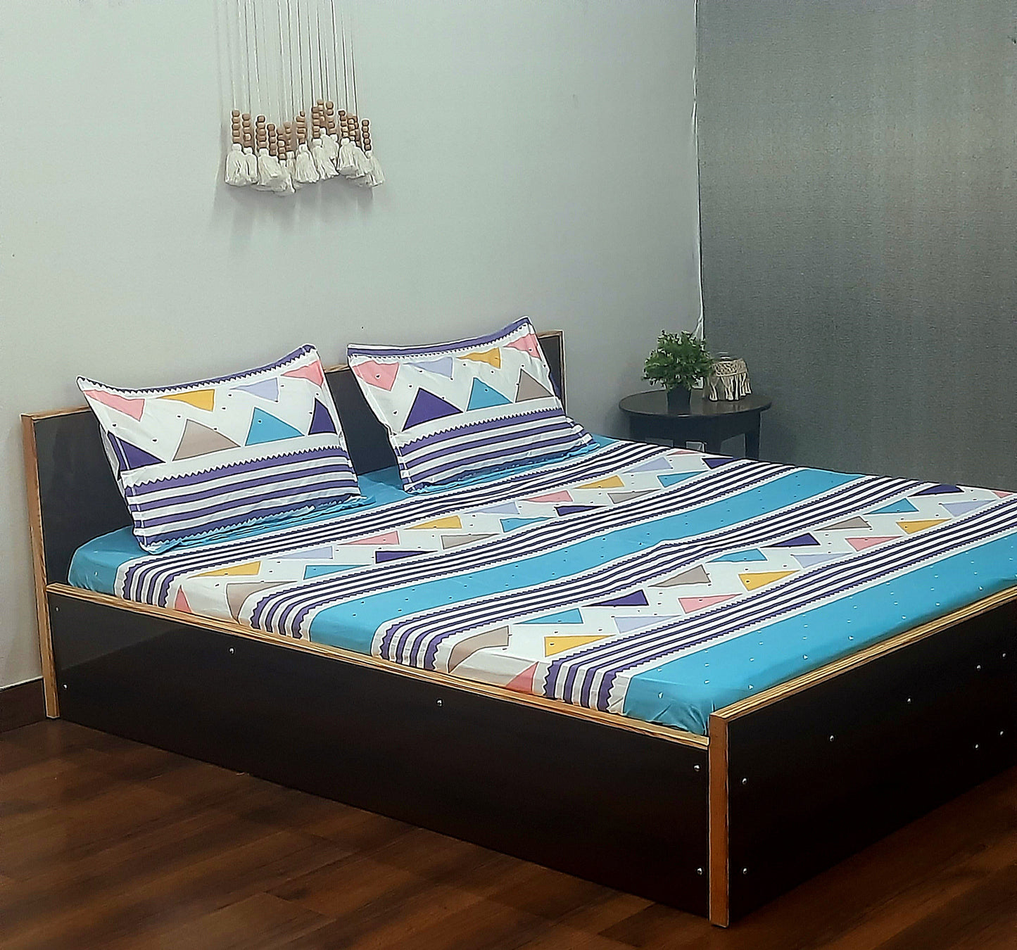 Avioni Home's Creta premium heavy glaze cotton Elastic Fitted King Size Bedsheet with 2 Pillow Covers | Ethnic Design