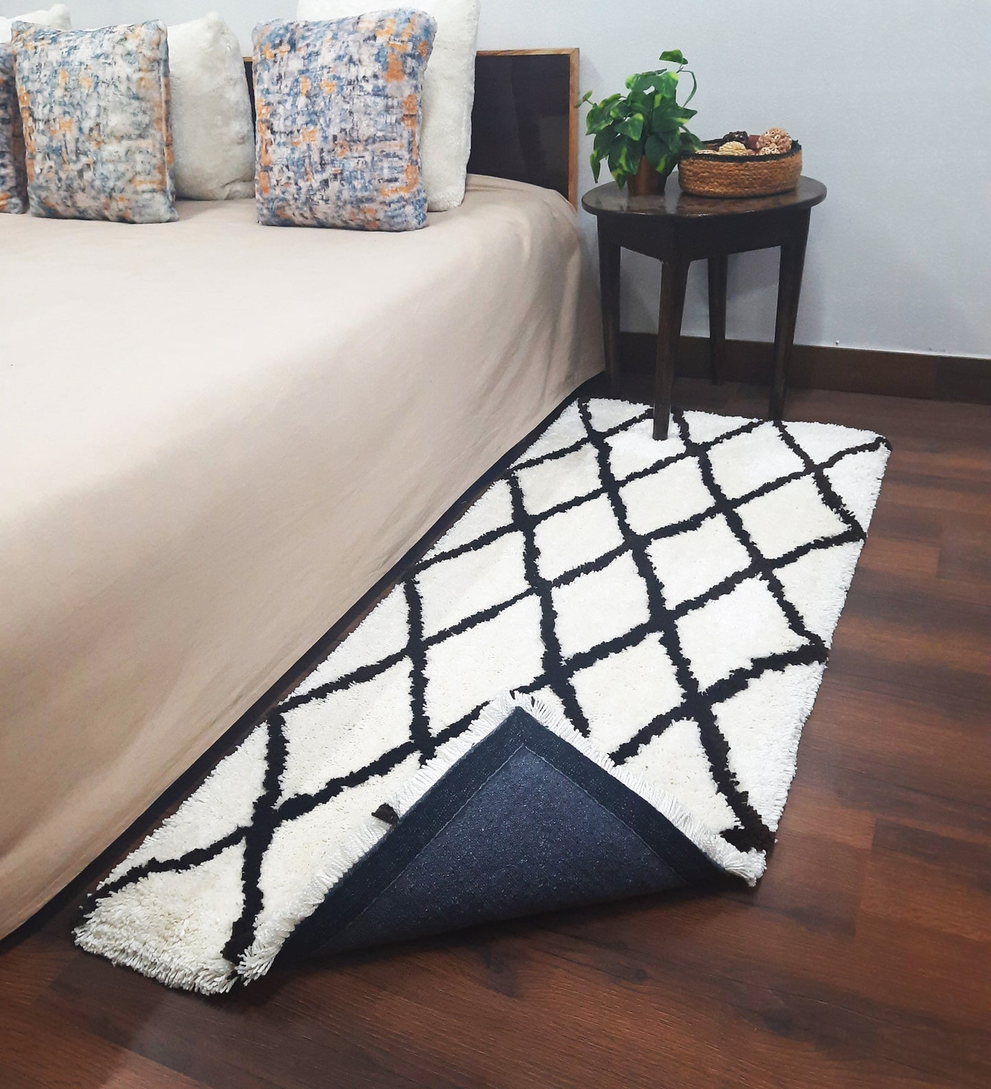Plush Soft Washable Shaggy White Carpet With Black Check Design /Bedside Runners by Avioni Home